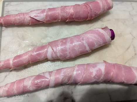日野菜カブベーコンを巻いた状態