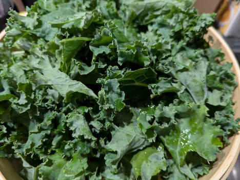 蒸し器に野菜を敷き詰める